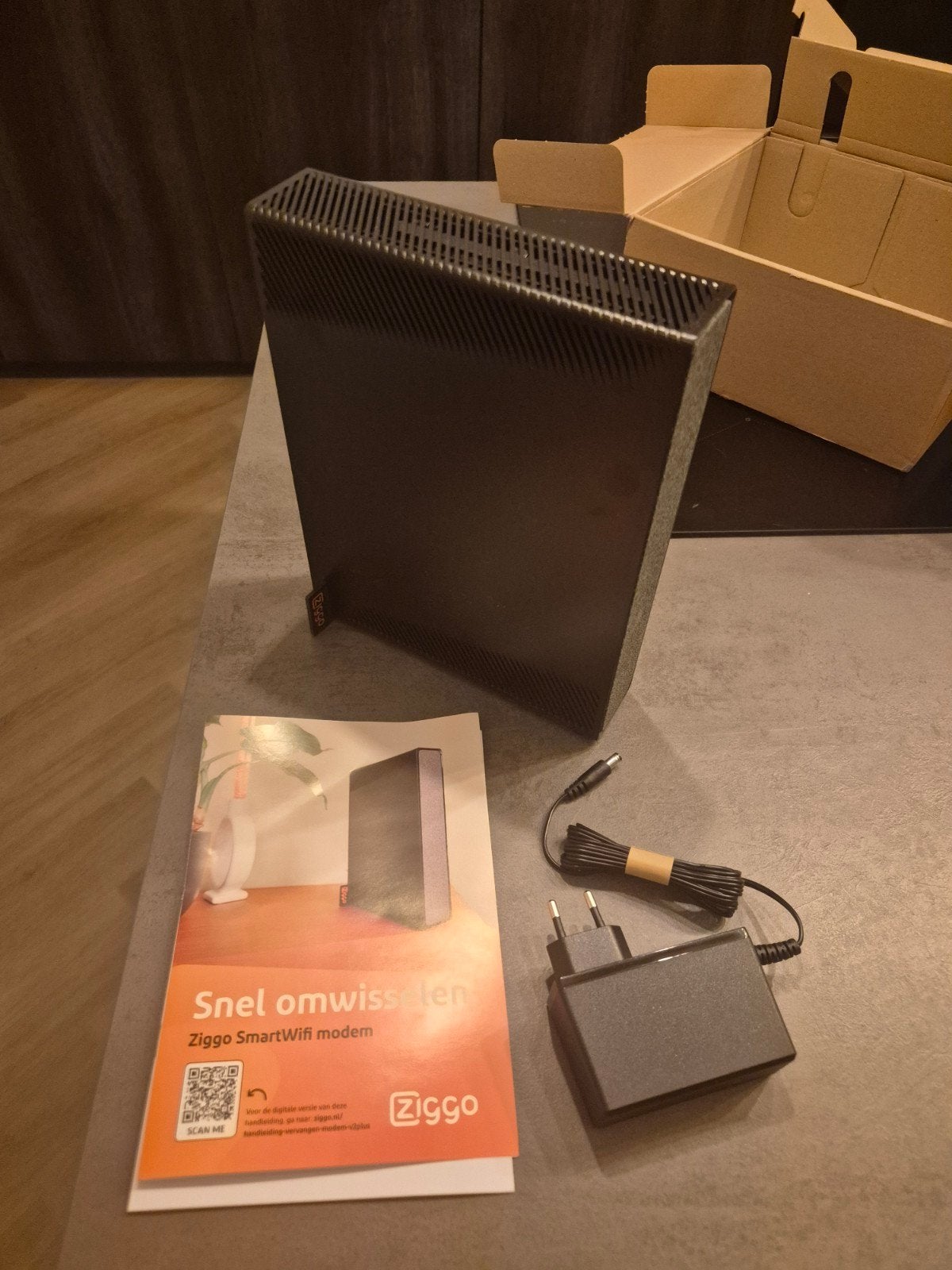 Ziggo SmartWifi modem F3886LG-ZG, Ophalen of Verzenden, Zo goed als nieuw, Router met modem, Ziggo