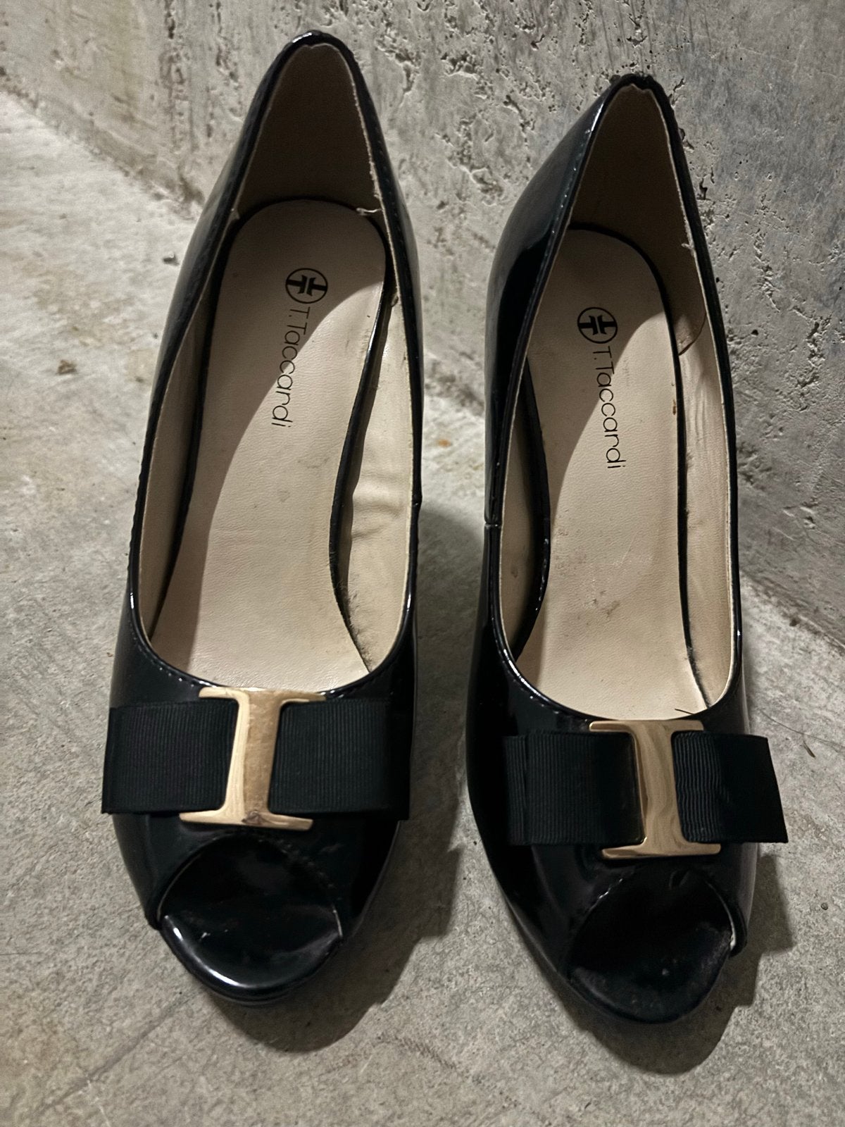 Zwarte T.Taccardi Peeptoe Hakken met Gouden Gesp, Ophalen of Verzenden, Zo goed als nieuw, Zwart, Pumps