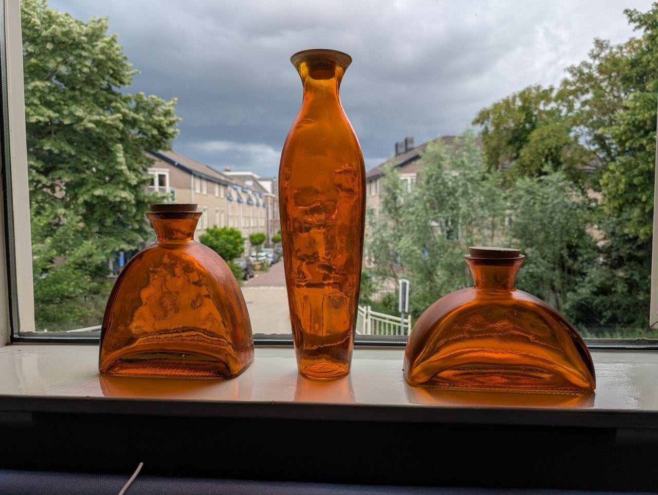 Oranje glazen fles / vazen met kurk, Huis en Inrichting, Woonaccessoires | Vazen, Ophalen