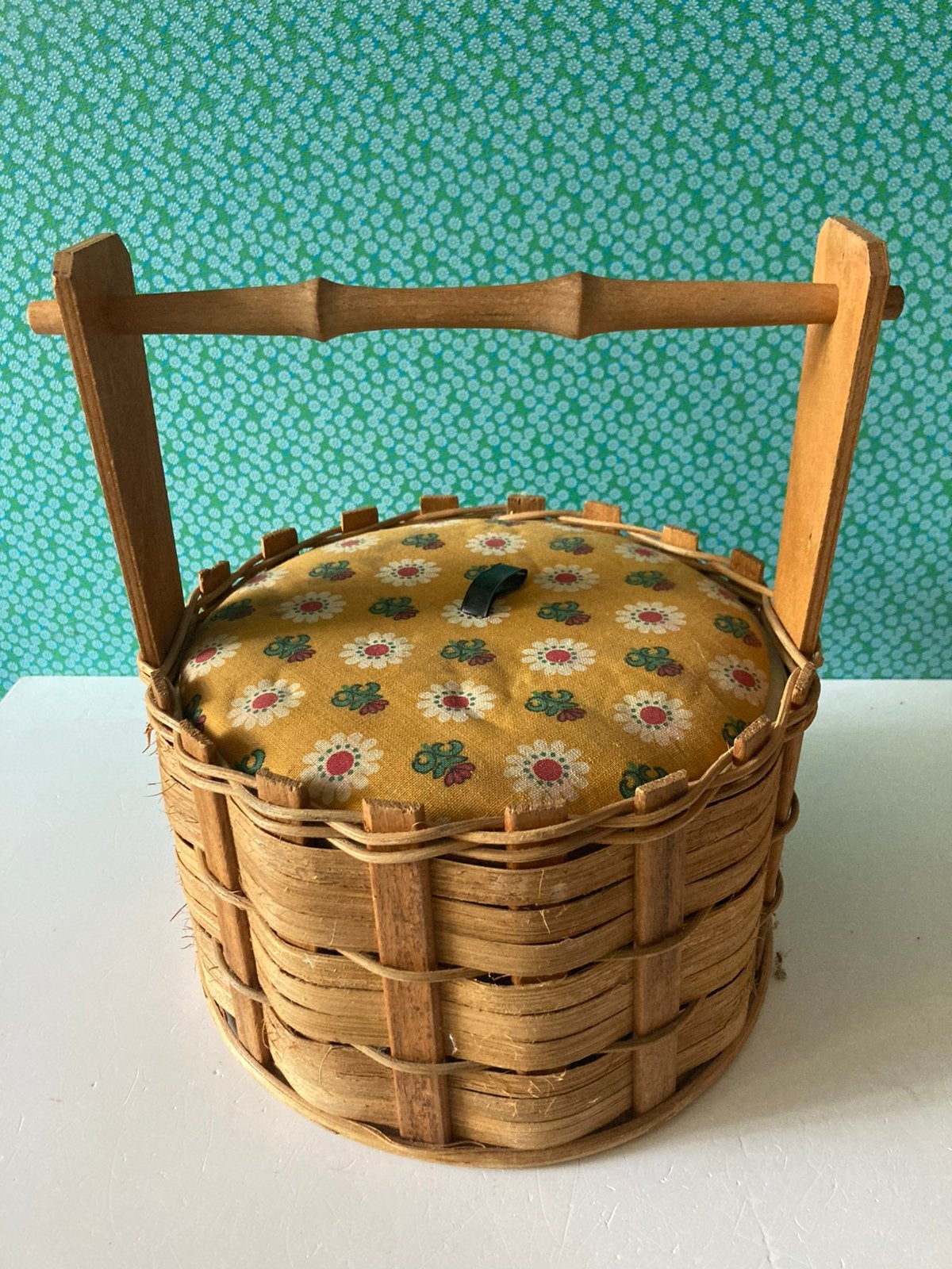 Vintage draagbaar rieten naaimandje met inhoud, Gebruikt, Overige typen, Ophalen of Verzenden, Nvt