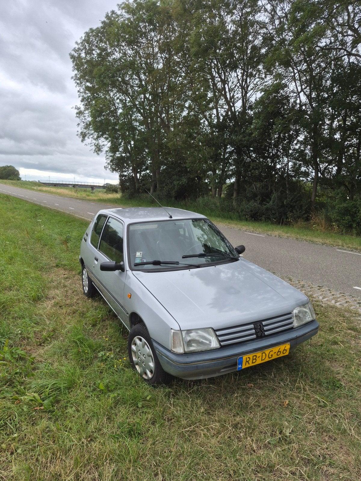 Peugeot 205 1.4 Generation 1997 Grijs met gti interieur, Auto's, Voorwielaandrijving, 4 cilinders, Origineel Nederlands, Handgeschakeld