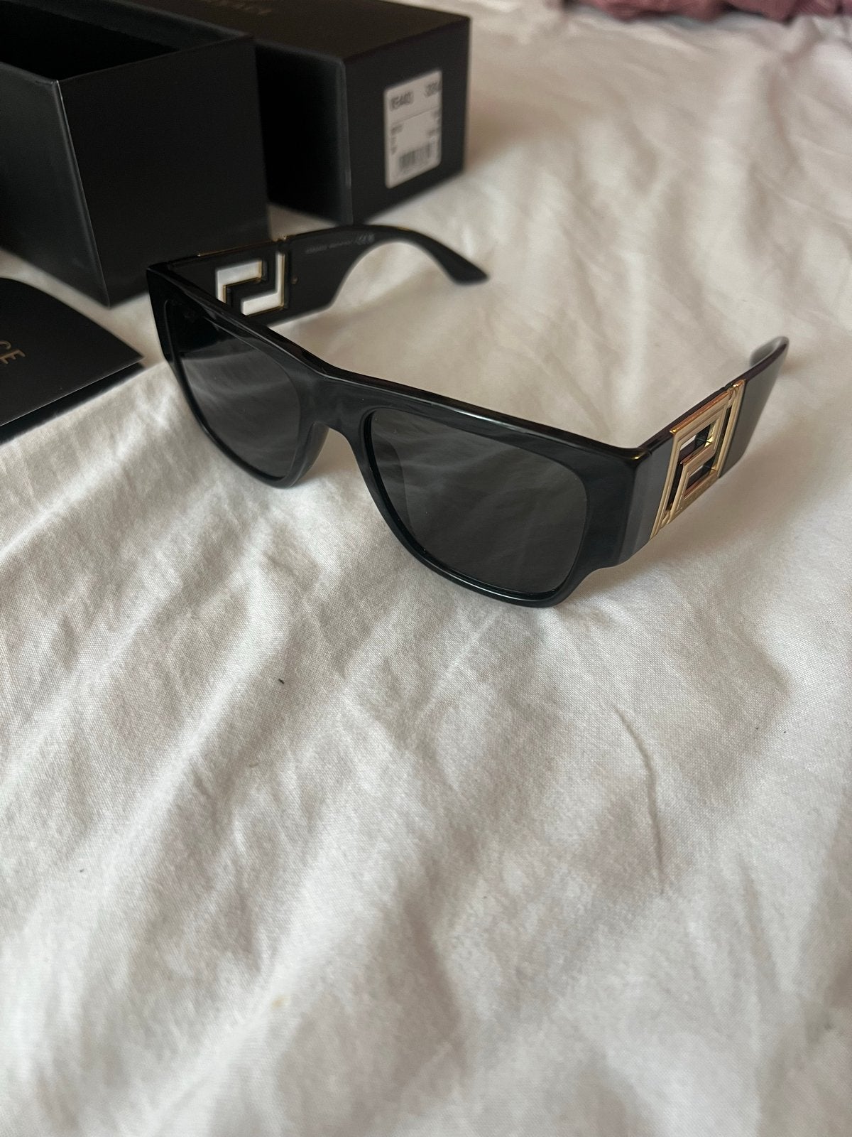 Versace Zonnebril VE4403 Zwart met Gouden Details, Ophalen, Zonnebril, Zwart, Gianni Versace