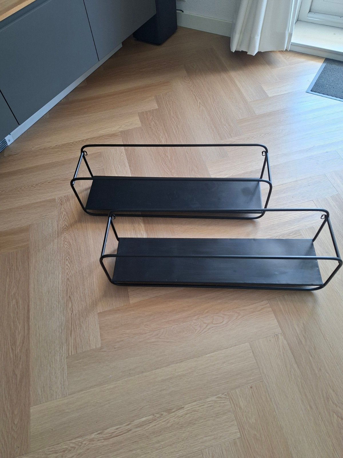 2 zwarte metalen wandrekken van DKW Wonen (80x20x20 cm), Ophalen of Verzenden, Zo goed als nieuw