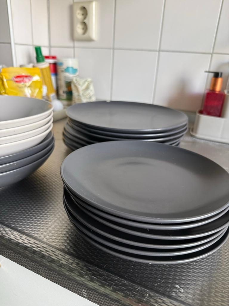 Servies set: 14 borden en 7 diepe borden, grijs/zwart, Huis en Inrichting, Ophalen, Gebruikt, Keramiek, Compleet servies