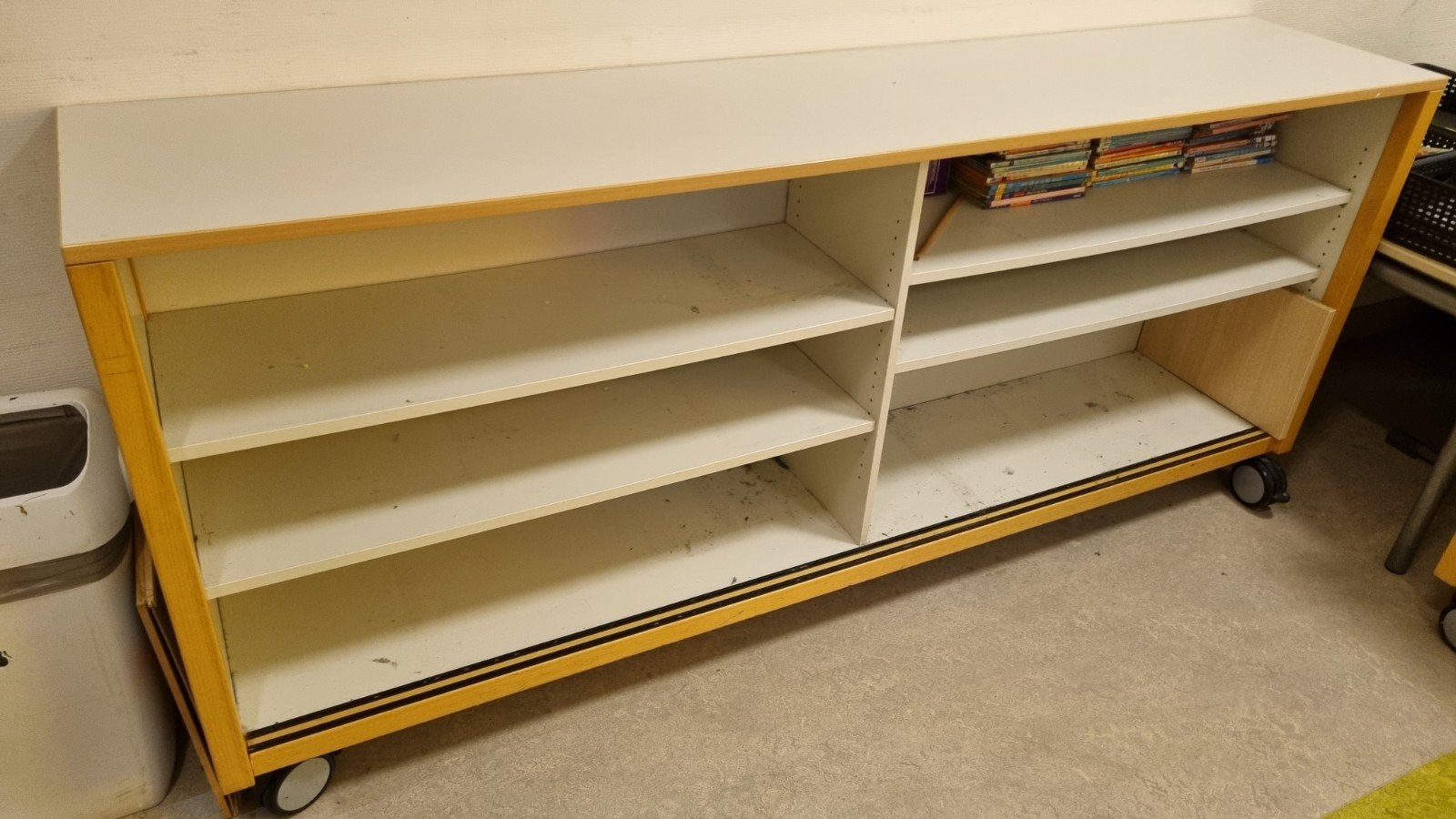Oude schoolkast op wielen met verstelbare planken, Ophalen, Met plank(en), Gebruikt, 150 tot 200 cm