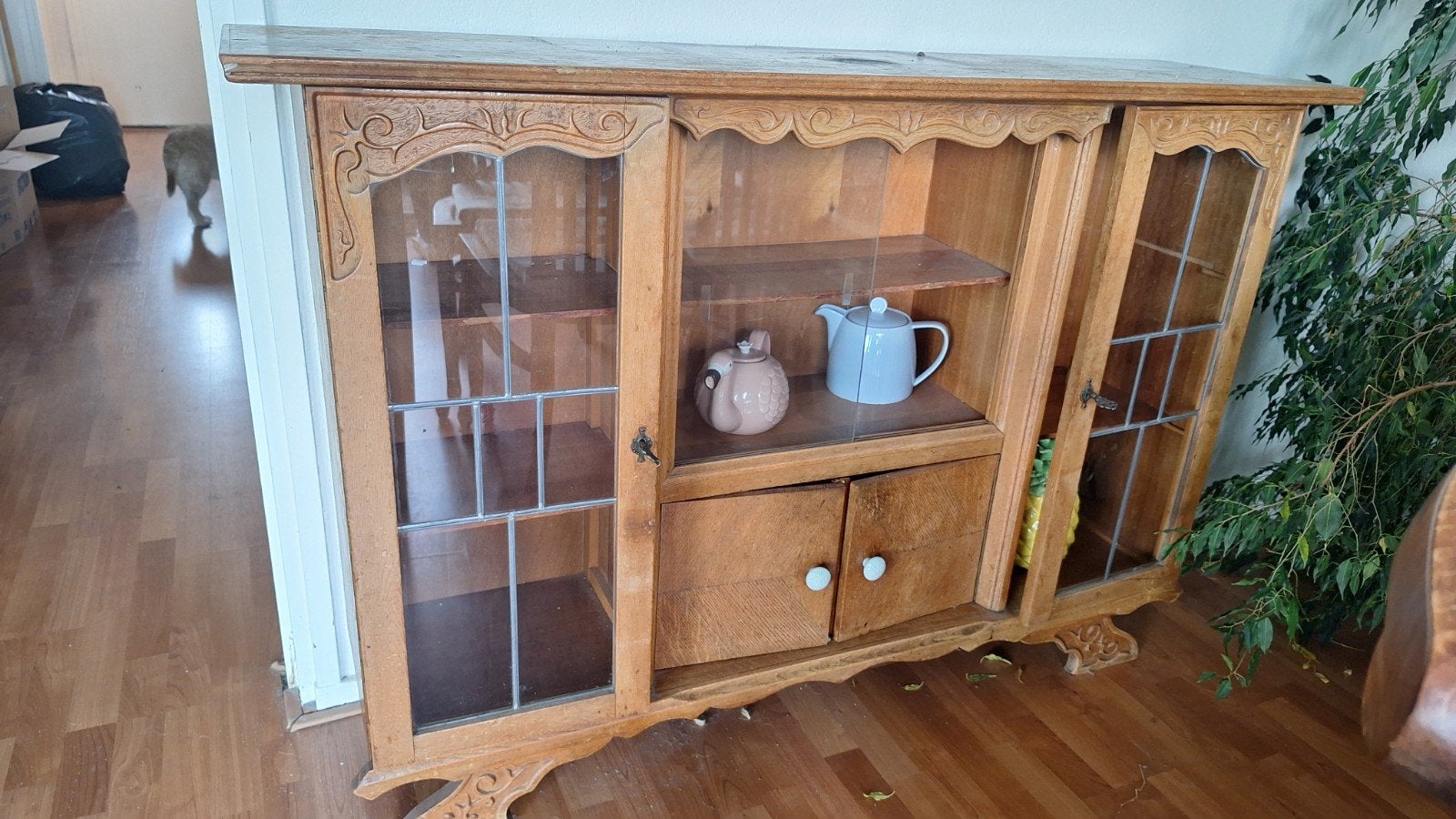 Vintage houten dressoir met glazen deuren, Ophalen