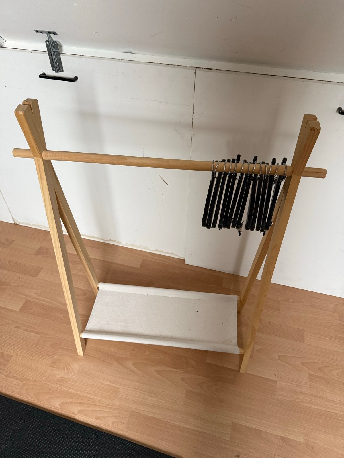 Houten babykledingrek met hangers, Kleding | Dames, Ophalen, Gebruikt