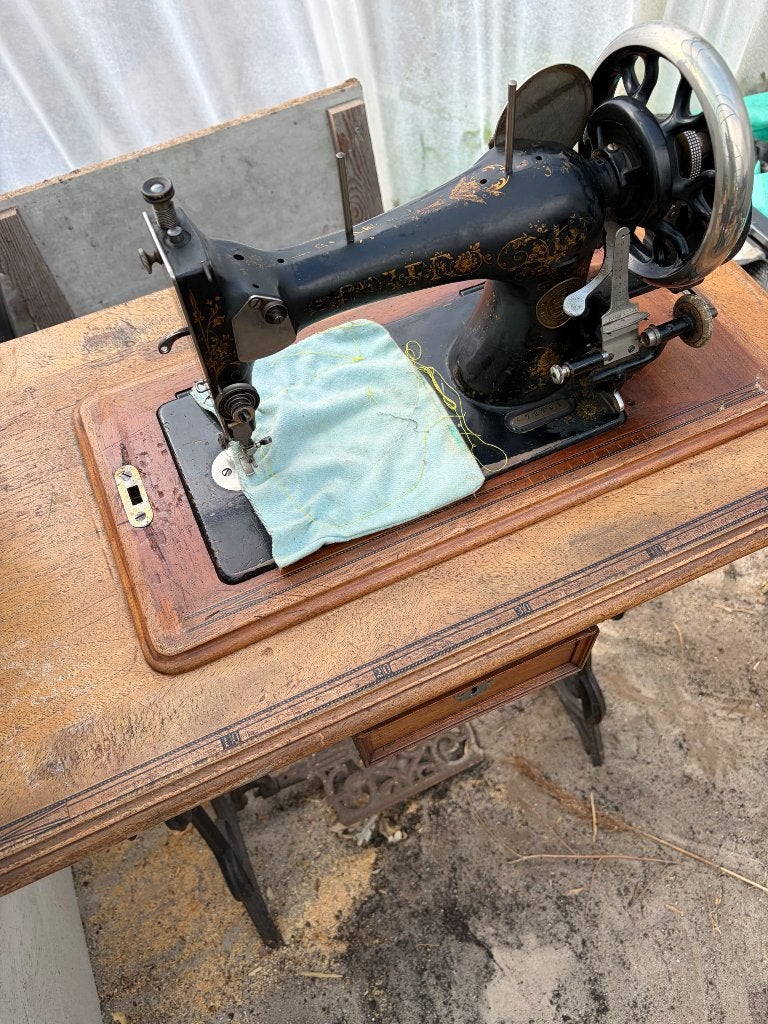 Oude naaimachine, Antiek en Kunst, Ophalen