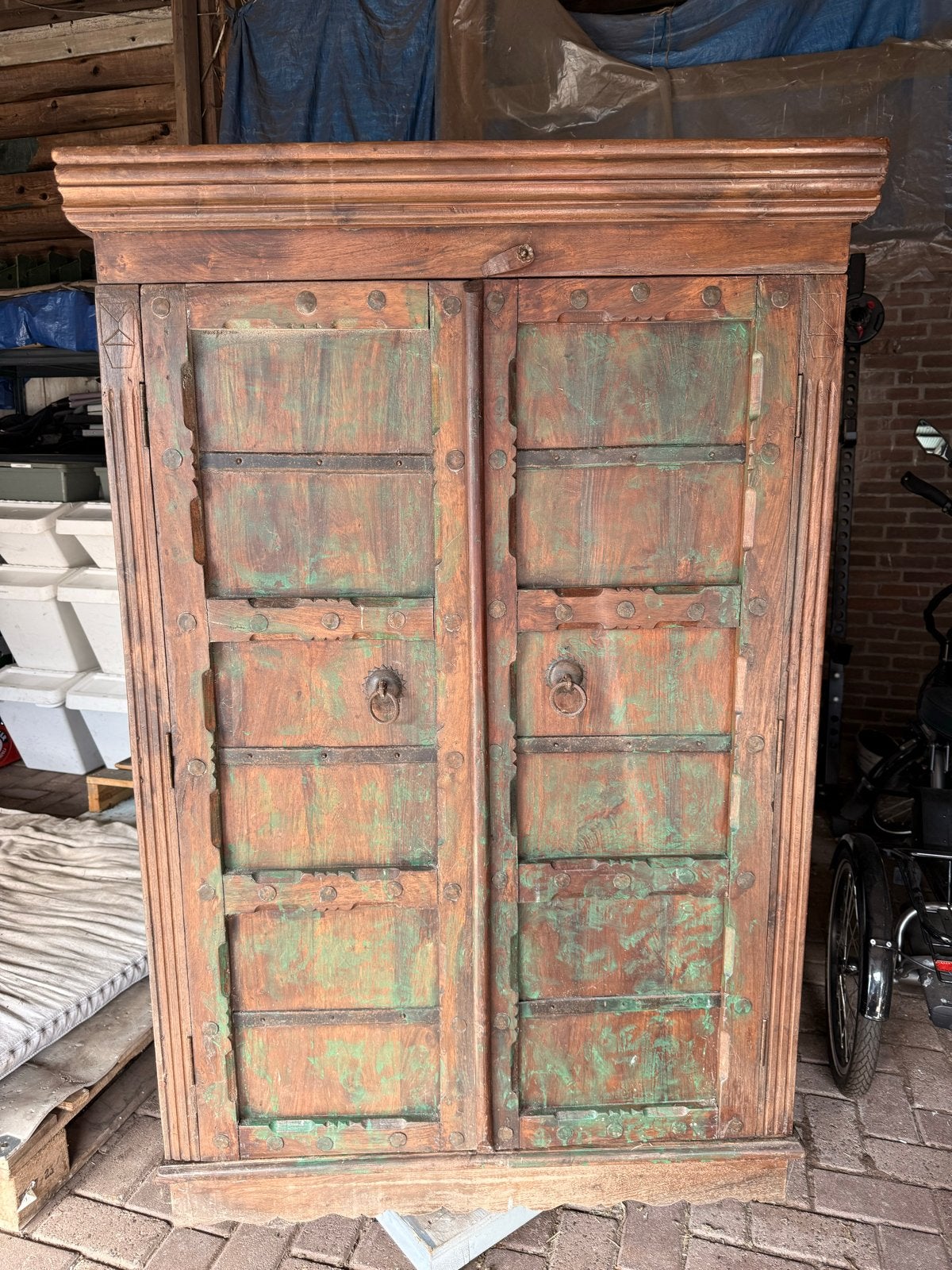 Koloniale Kast, Ophalen