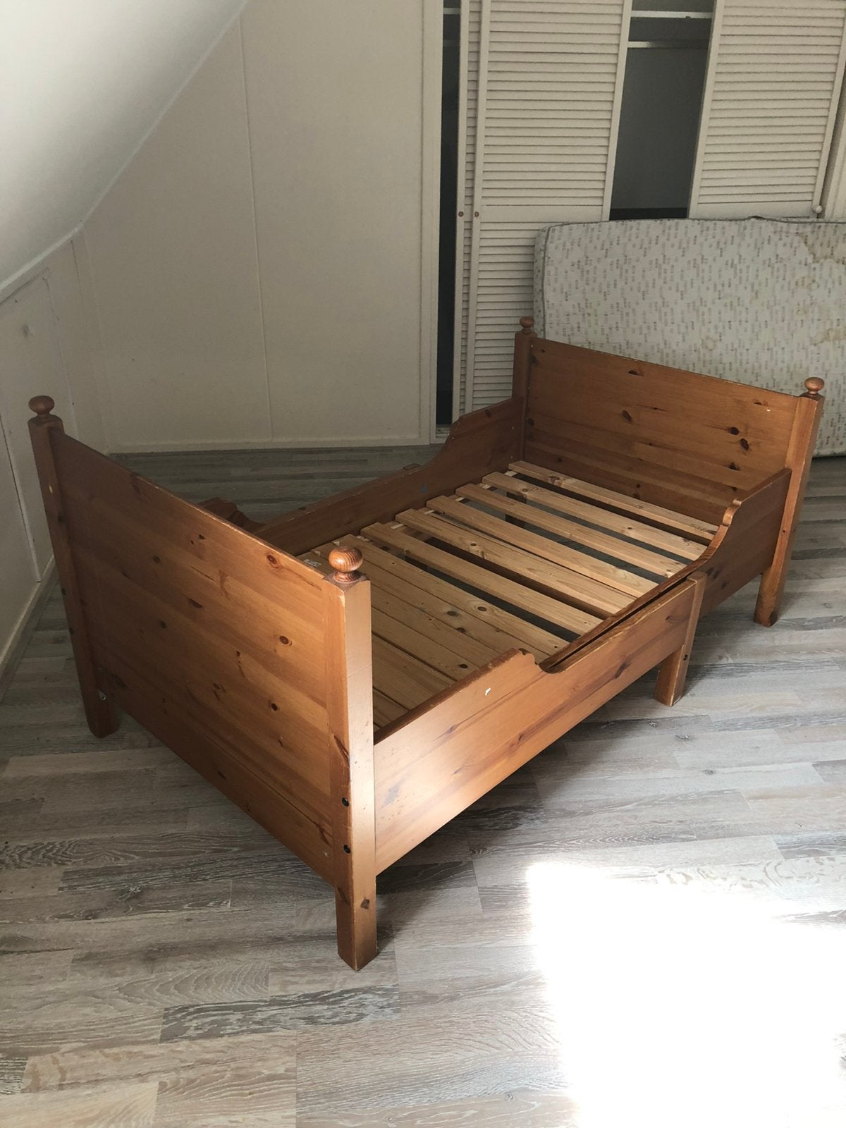 Stevig houten IKEA BED 1 pers inschuifbaar tot 1.45 mtr, Ophalen, 90 cm, Eenpersoons, Wit