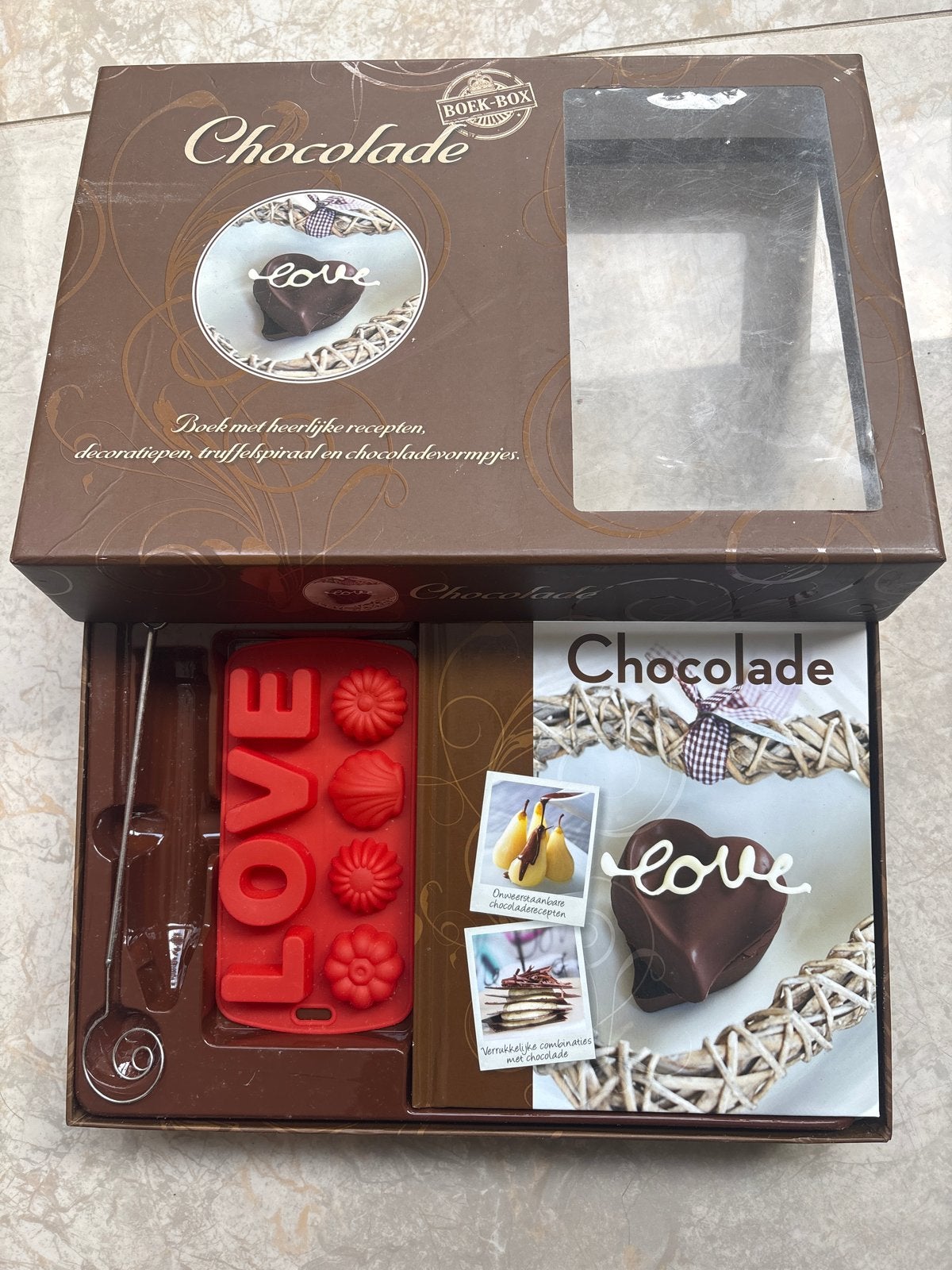 Chocolade Boek-Box: Recepten, Decoraties en Vormpjes, Ophalen of Verzenden, Zo goed als nieuw, Overige gebieden, Taart, Gebak en Desserts