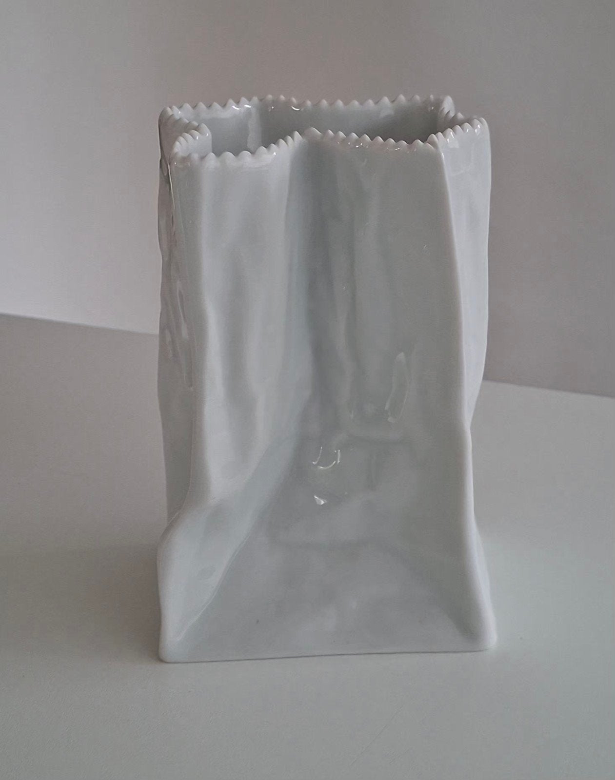TAPIO WIRKKALA ROSENTHAL PAPER BAG VAAS 15x10x6.5CM. GAAF, Ophalen