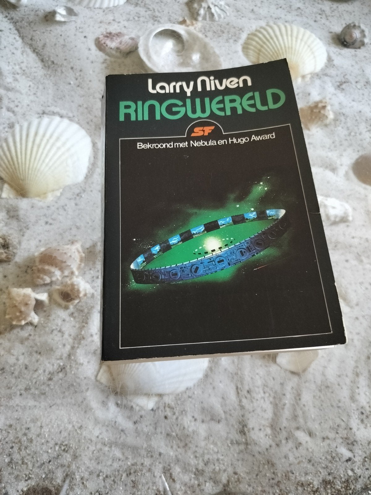 Larry Niven - Ringwereld, Ophalen of Verzenden, Gelezen