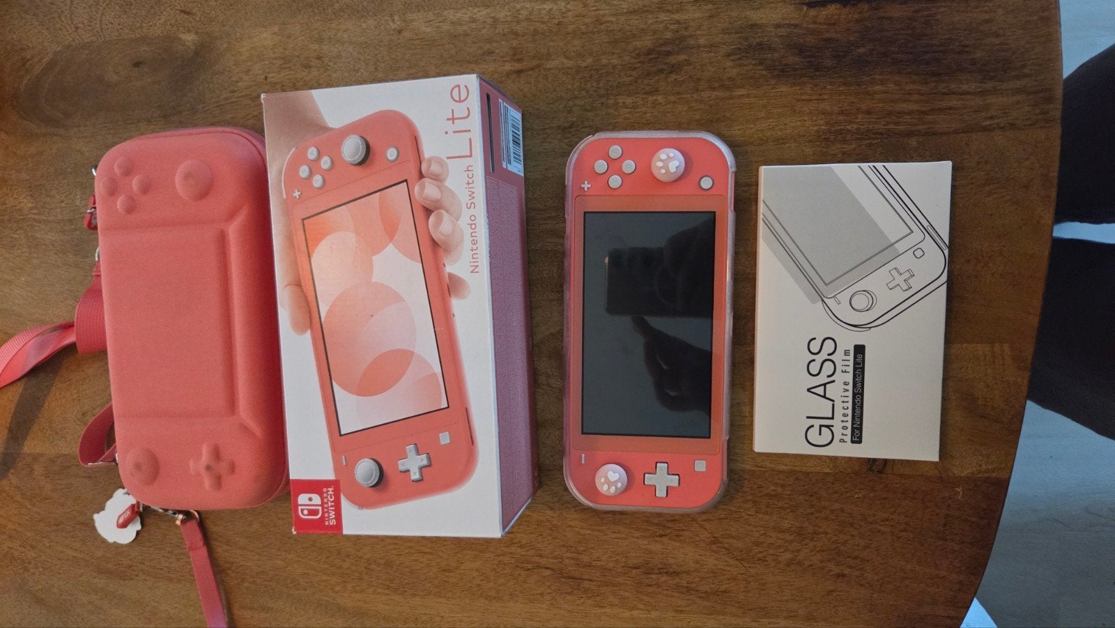 Nintendo Switch Lite Koraalroze met hoes en screenprotector, Spelcomputers en Games, Ophalen of Verzenden, Zo goed als nieuw, Zonder controller