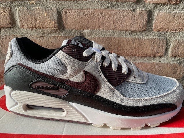 Nike Air Max Burgundy Crush maat 43 (Nieuw), Kleding | Heren, Schoenen, Ophalen of Verzenden, Nieuw, Overige kleuren