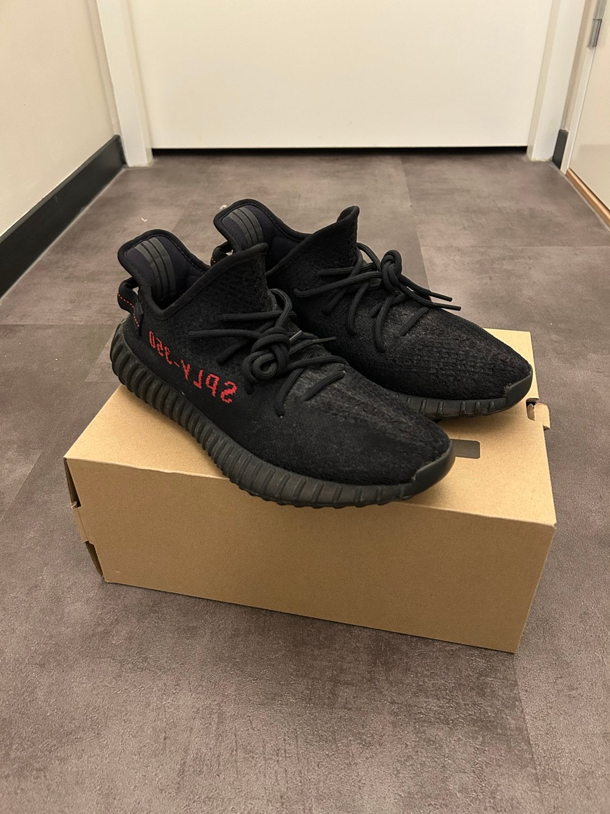 Adidas Yeezy Boost 350 V2 Core Black Red CP9652 Maat 44, Ophalen of Verzenden, Zo goed als nieuw, Zwart, Sneakers of Gympen