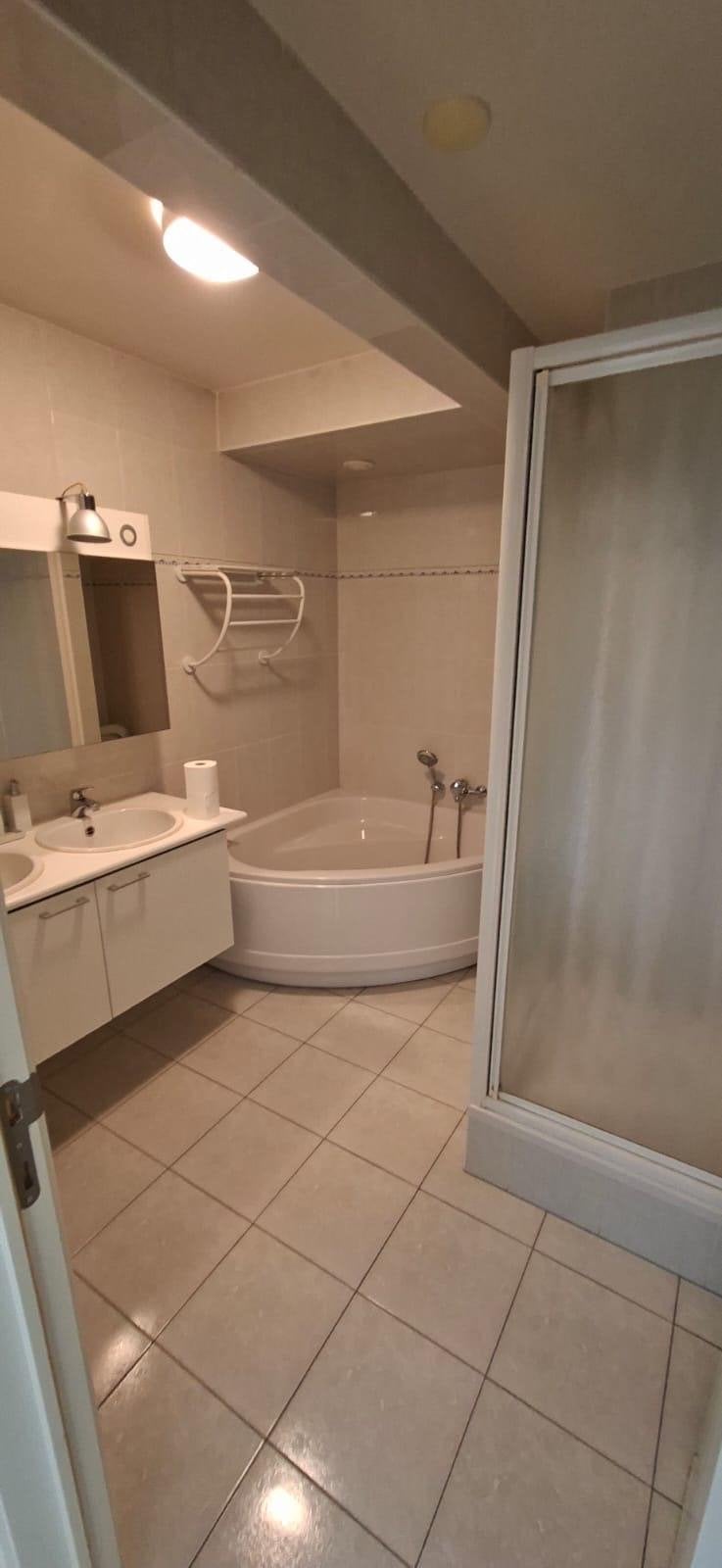 Badkamer + keuken VOOR 13/06, Ophalen, Gebruikt