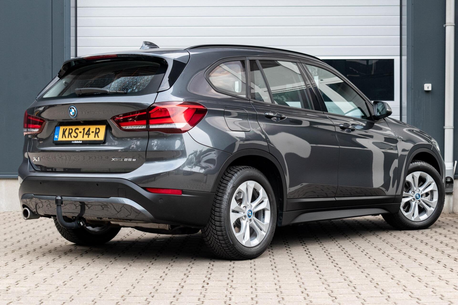 BMW X1 xDrive25e High Executive|1e EIGENAAR|ELEK.KLEP|TREKHA, Auto's, BMW, Gebruikt, 750 kg, Met garantie (alle), Automatische klimaatregeling
