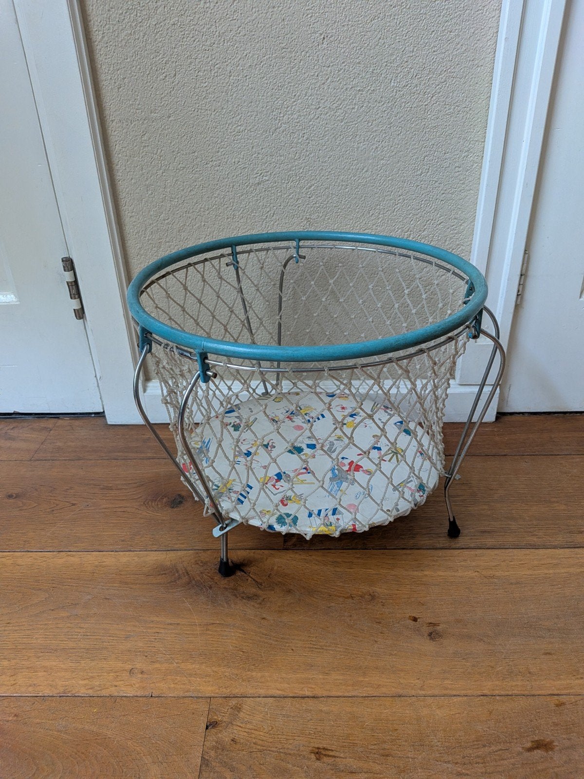 Schattige vintage poppenbox met retro bekleding, Ophalen, Gebruikt