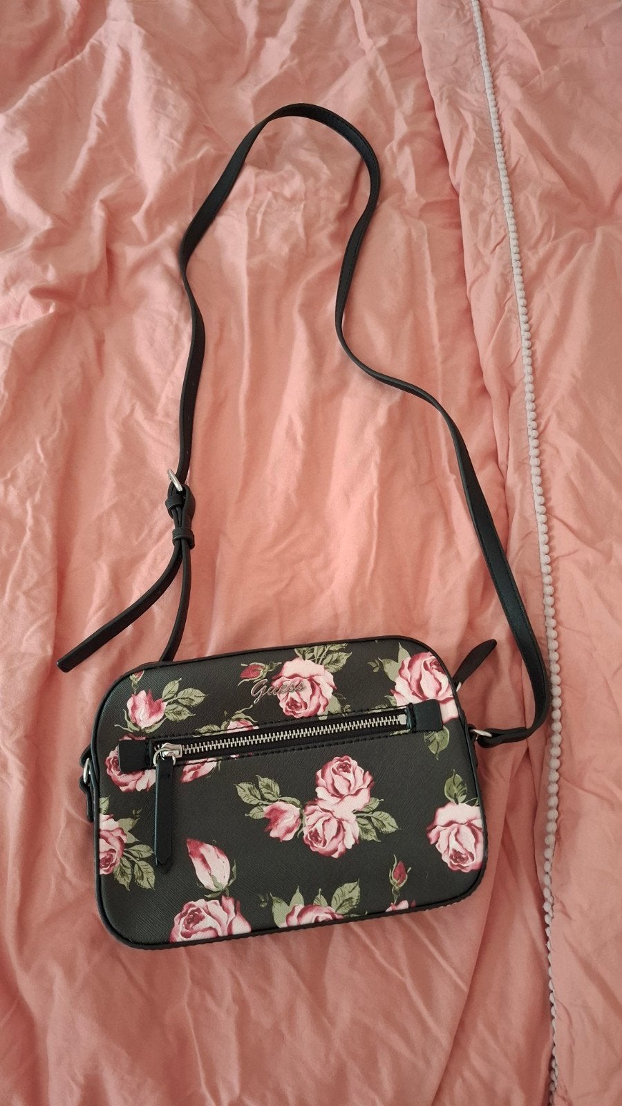 Guess camerabag zwart met rozen, Sieraden, Tassen en Uiterlijk, Tassen | Schoudertassen, Ophalen of Verzenden, Zo goed als nieuw