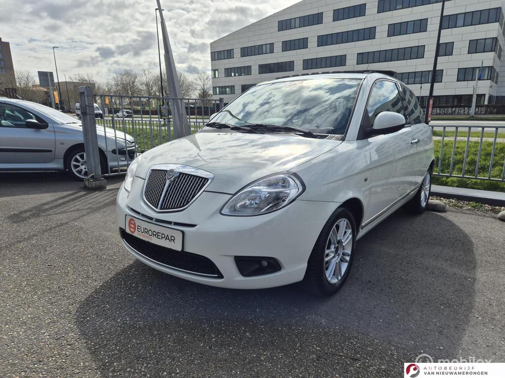 Lancia Ypsilon 1.4-16V Platino, Auto's, Parkeersensor, 400 kg, Wit, Leder