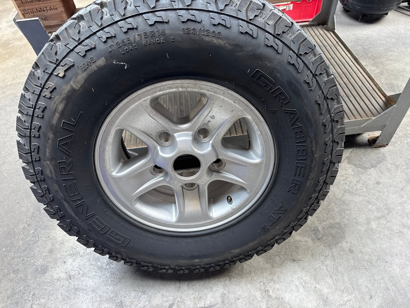 Land Rover Boost Velg 16 inch met Grabber Band LT265/75, Auto-onderdelen, Banden en Velgen, Ophalen, Gebruikt, 16 inch, 265 mm