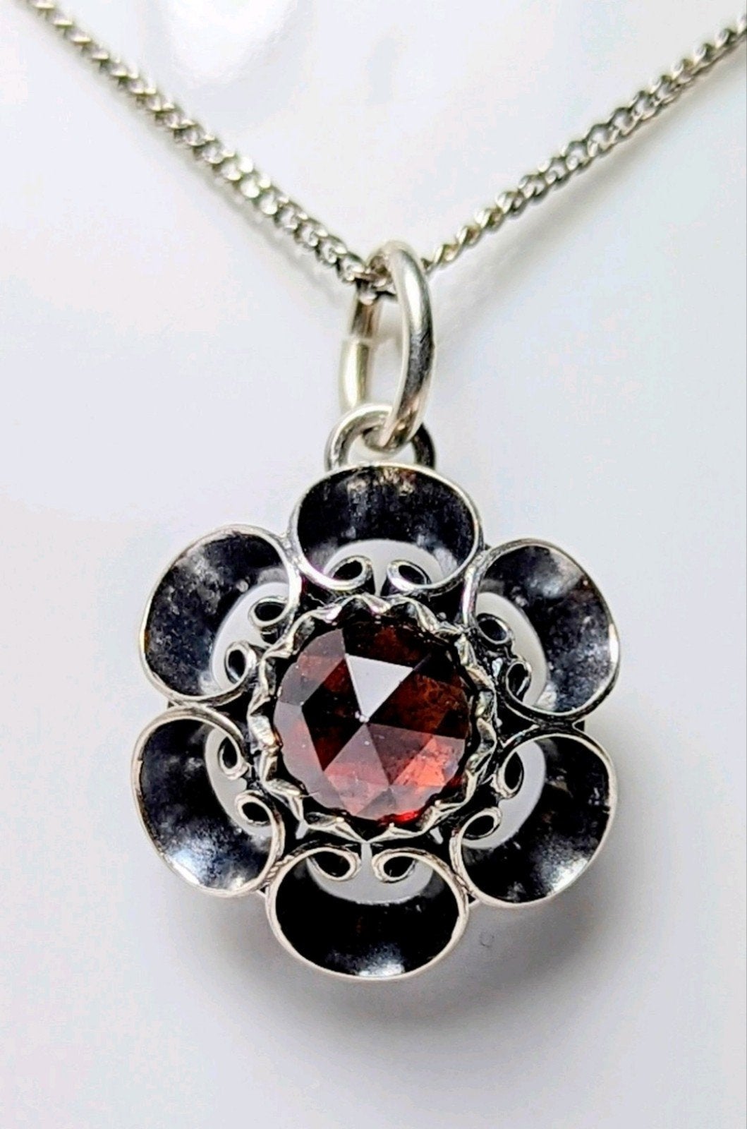Antieke Zilveren Ketting met Granaat Hanger - 40 cm, Gebruikt, Ophalen of Verzenden, Met edelsteen, Zilver