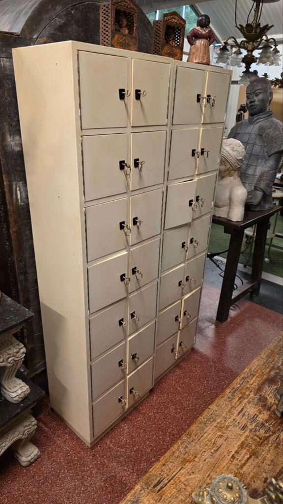Set van 2 Vintage Houten Lockerkasten met 14 Deurtjes, Ophalen