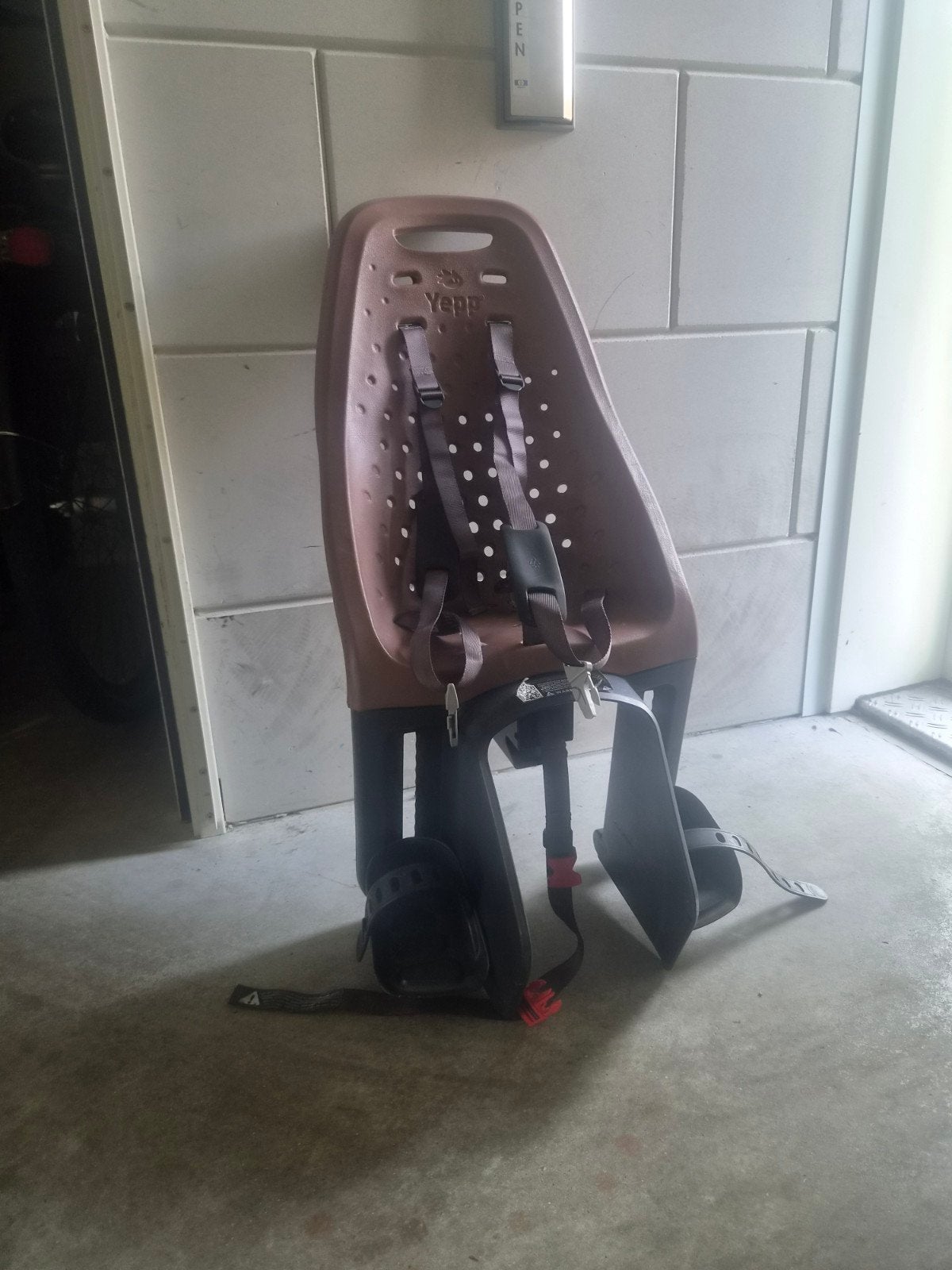 Yepp Achterzitje Bruin - Comfortabel en Veilig, Fietsen en Brommers, Fietsaccessoires | Fietsstoeltjes, Ophalen, Achterzitje, Yepp
