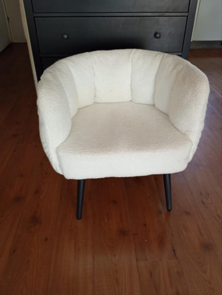 Leuke teddy fauteuil wit met zwarte poten, Huis en Inrichting, Fauteuils, Ophalen, 75 tot 100 cm, Zo goed als nieuw, 75 tot 100 cm