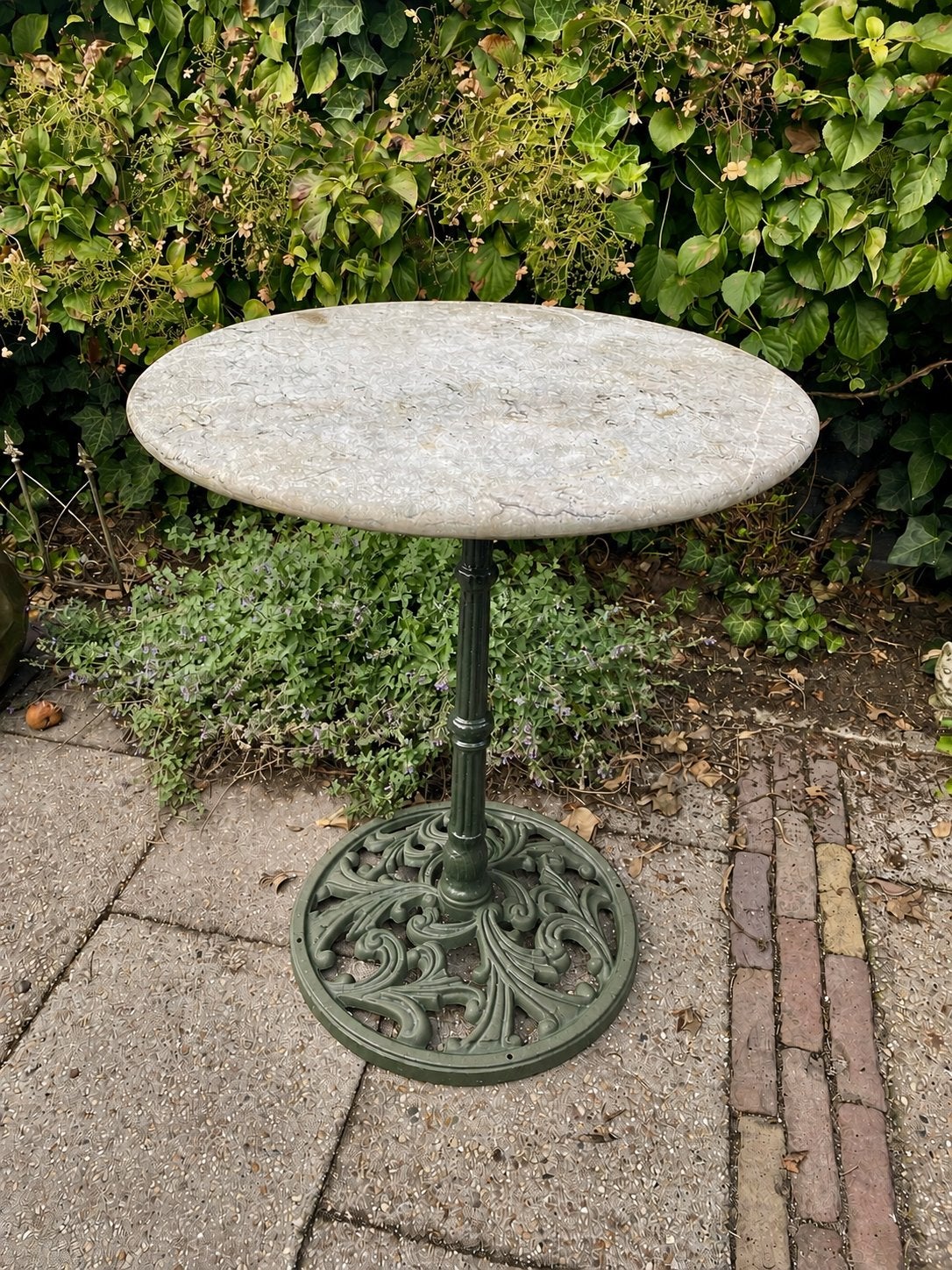 Vintage bistro tafel stenen blad en gietijzeren onderstel, Tuin en Terras, Ophalen of Verzenden, Gebruikt, Rond, Overige materialen