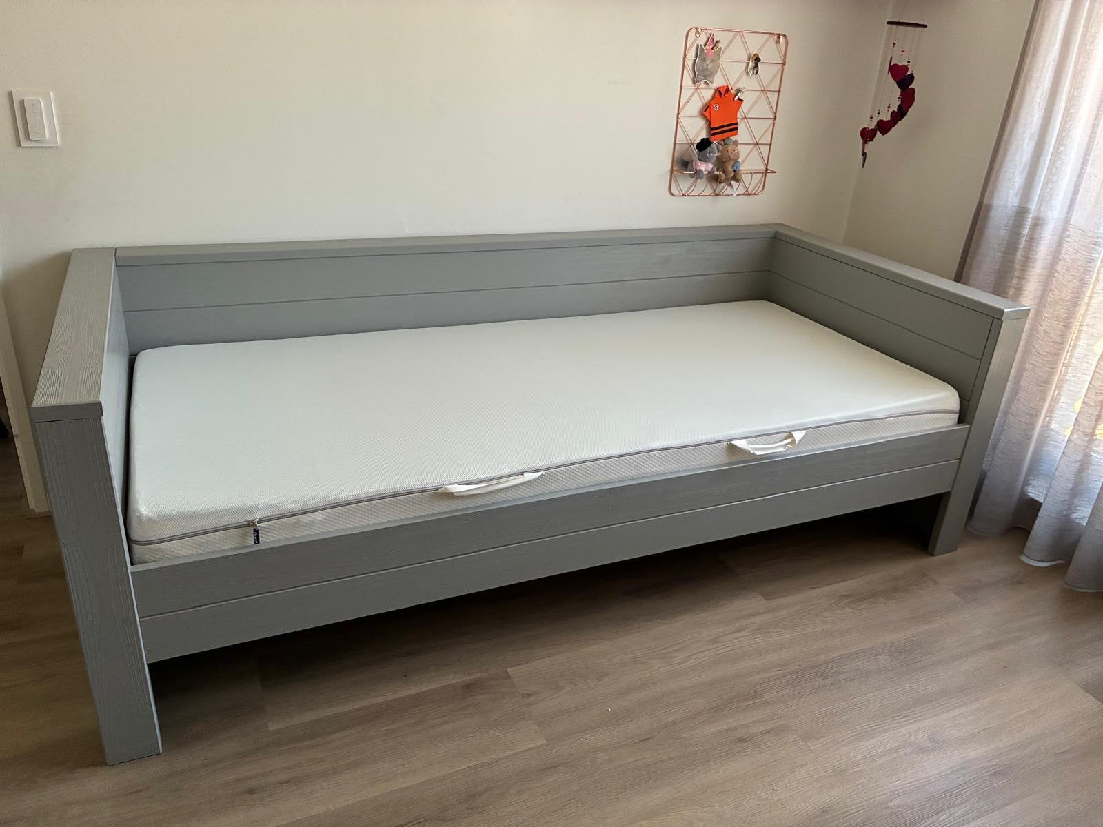 Woood Dennis bedbank lichtgrijs + Emma matras + bureau, 85 tot 100 cm, Gebruikt, 180 cm of meer, Ophalen