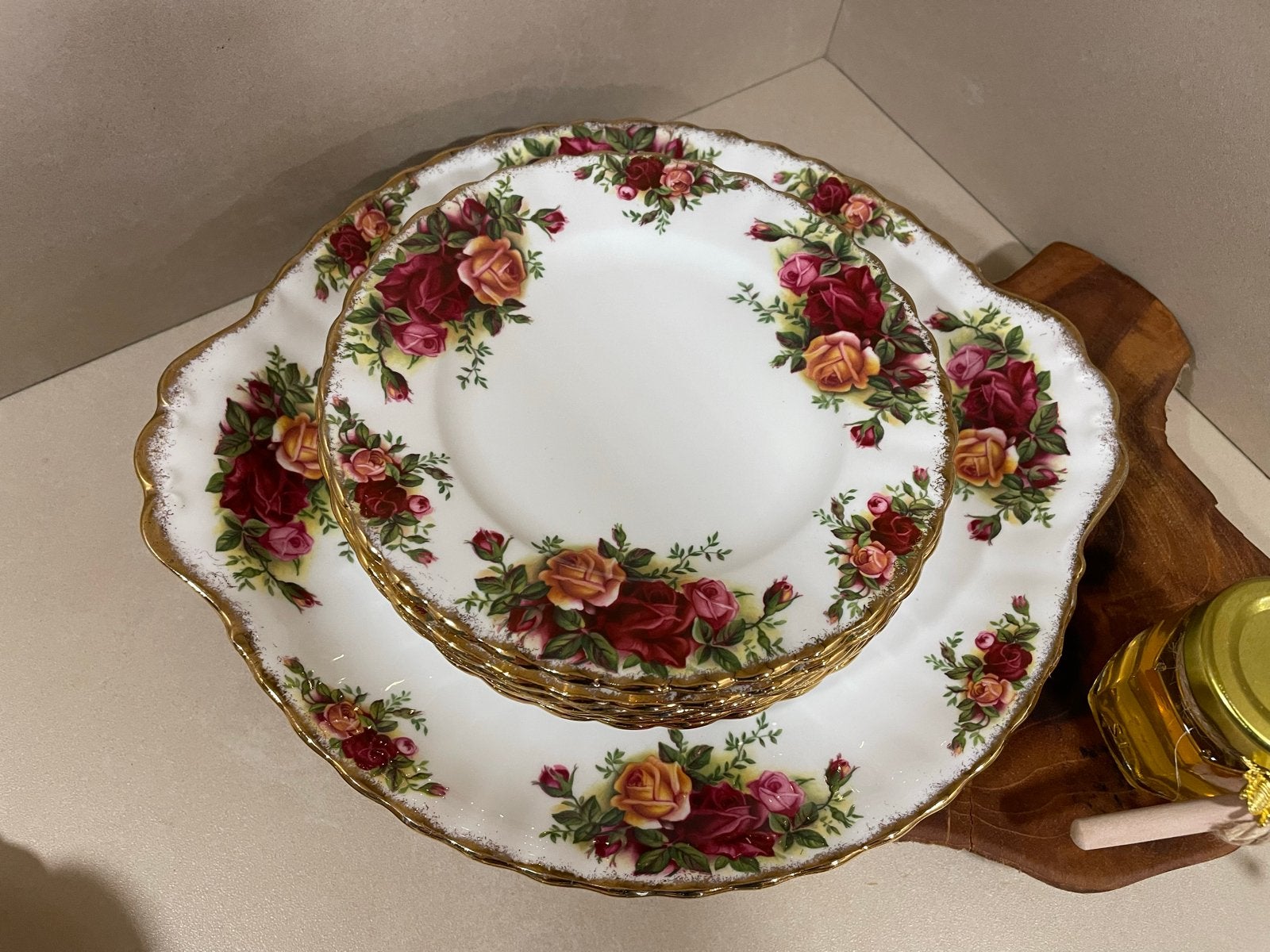 Royal Albert Old Country Roses gebaksborden en serveerschaal, Klassiek, Ophalen of Verzenden, Zo goed als nieuw, Bord(en)