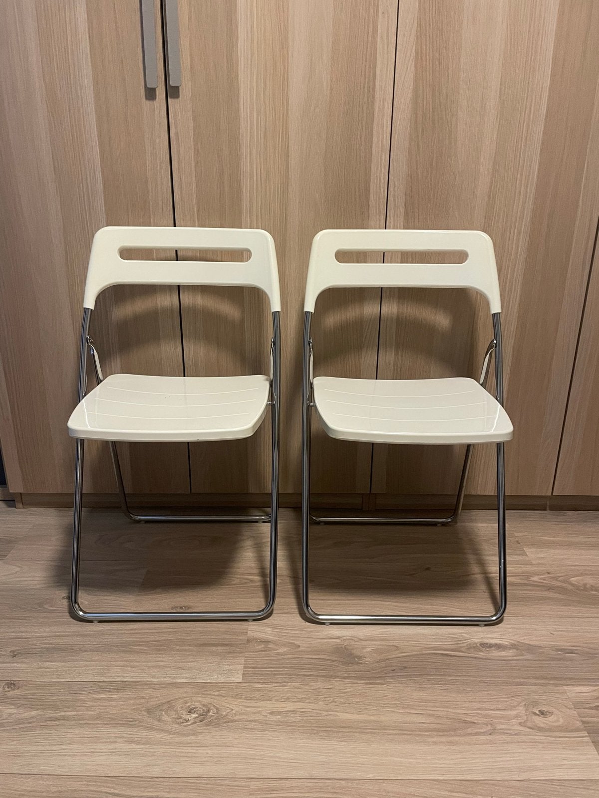 2x IKEA Nisse Klapstoelen - Wit/Chroom, Ophalen, Kunststof, Gebruikt, Twee