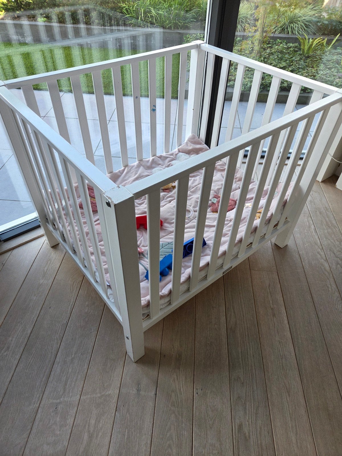 Witte box met boxkleed met uiltjesmotief, Kinderen en Baby's, Ophalen, Gebruikt, Vierkant, Boxkleed