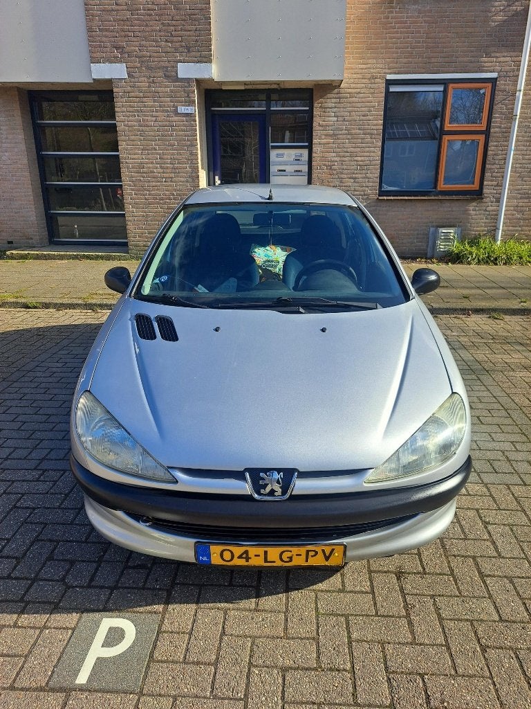 Peugeot 206 1.4 5D 2003 Grijs, Auto's, Peugeot, Voorwielaandrijving, Stof, 31 €/maand, 4 cilinders