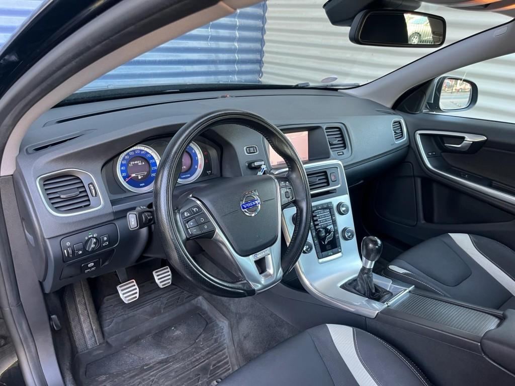 Volvo S60 1.6 T3 150PK R-Design  XENON/Trekhaak/NAVI, Voorwielaandrijving, 15 km/l, Gebruikt, 4 cilinders