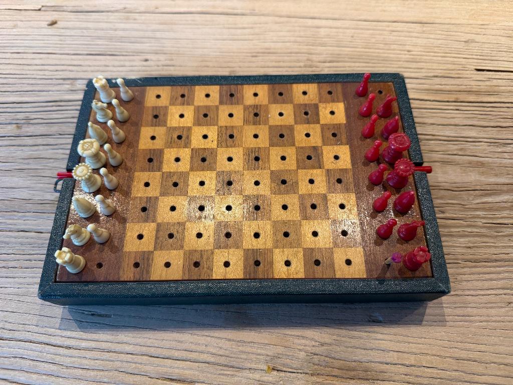 Antiek Reisschaakspel Revanche - Pocketuitvoering, Een of twee spelers, Ophalen of Verzenden, Gebruikt, Reisspel