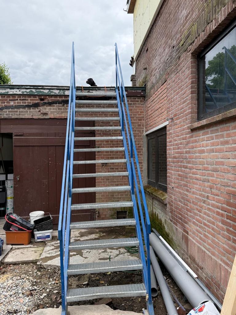 Stevige metalen trap met leuning - Ideaal voor buiten, Ophalen of Verzenden, Gebruikt, Trap, 4 meter of meer