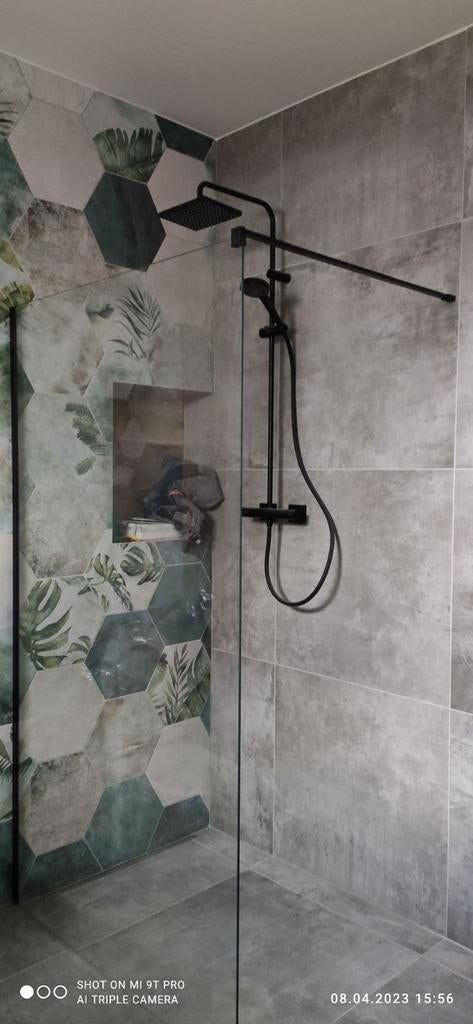 Moderne badkamer met douche en toilet