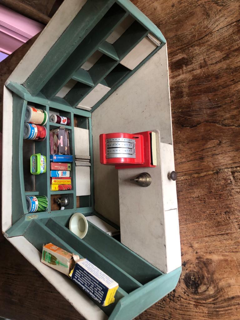 Antieke houten speelgoedwinkel met kassa en accessoires, Verzenden