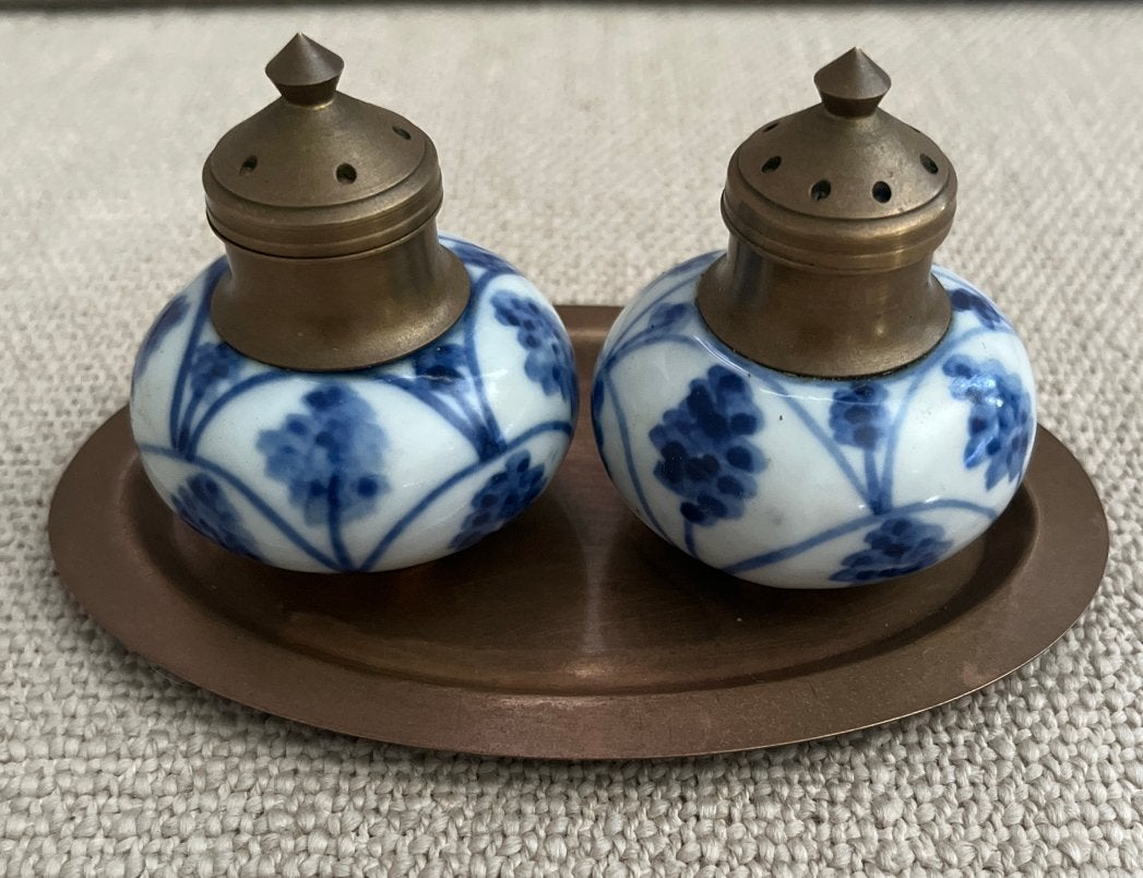 Antiek Delfts blauw peper en zoutstel op bronzen plateau, Ophalen of Verzenden