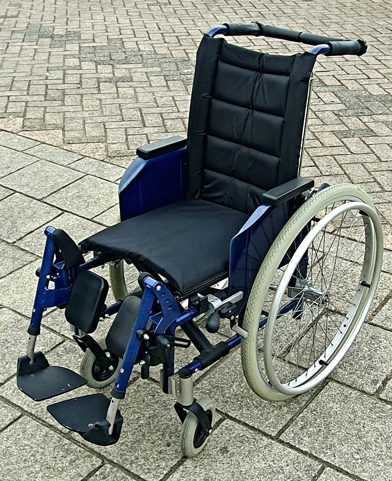 Compacte rolstoel met comfort beensteunen NIEUWSTAAT, Diversen, Rolstoel inklapbaar met comfort beensteunen, Zo goed als nieuw