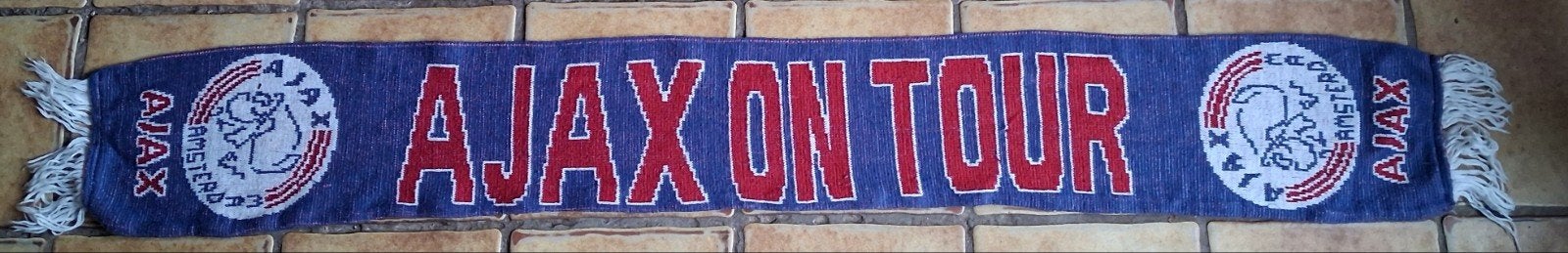 AJAX sjaal. AJAX ON TOUR. Vintage.  130/18 cm., Verzamelen, Sportartikelen en Voetbal, Ophalen, Gebruikt, Ajax, Vaantje of Sjaal