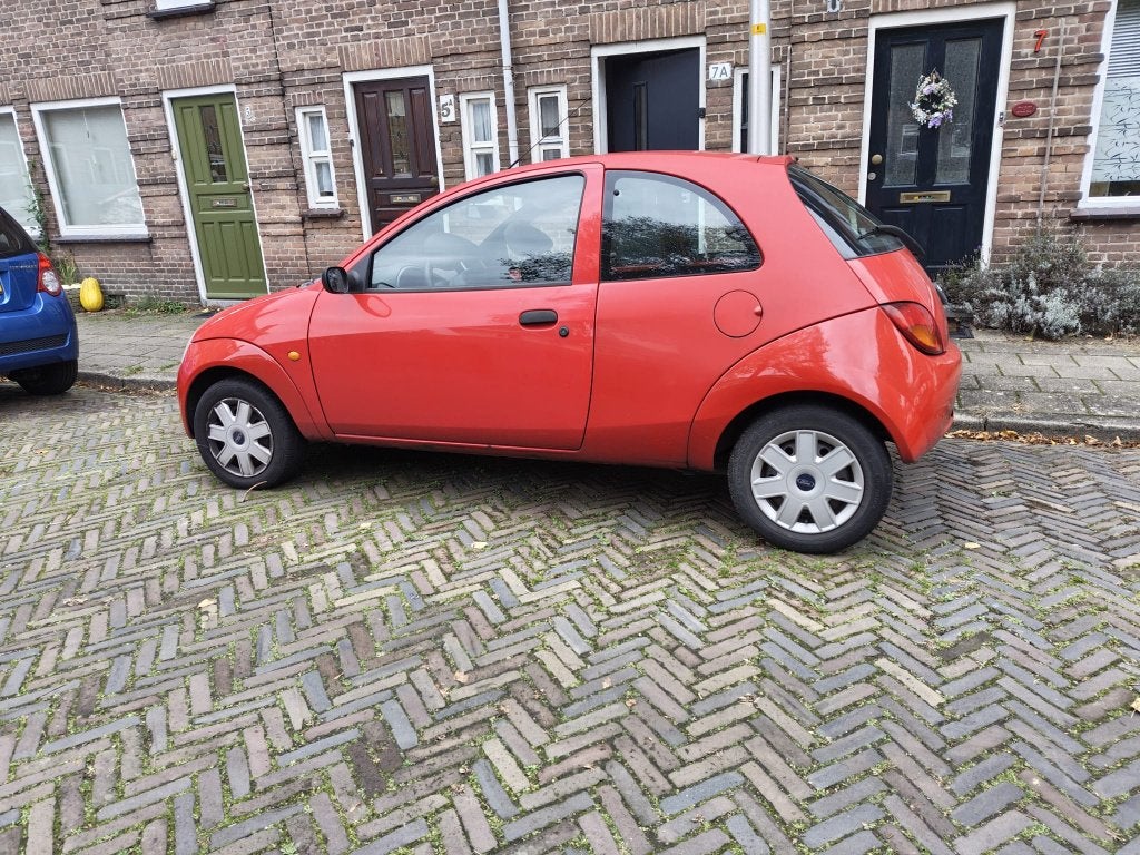 Ford Ka 1.3 I 44KW 2008 Rood, Auto's, Voorwielaandrijving, 1299 cc, Stof, 31 €/maand