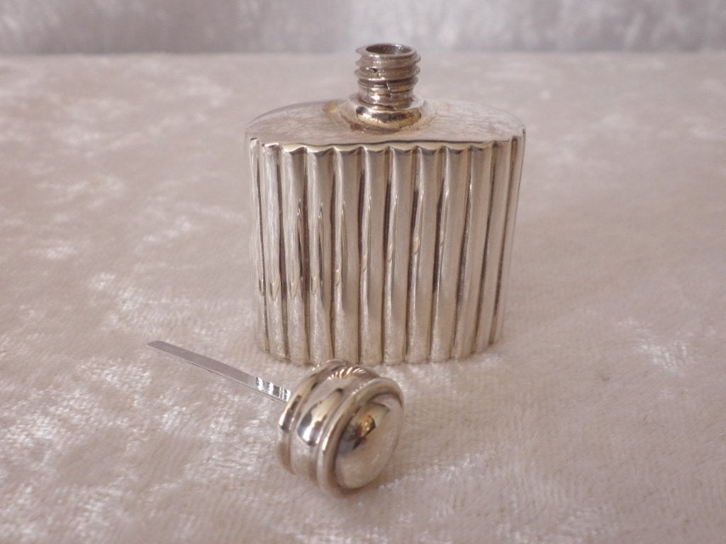 Mooi zwaar zilver Parfumflesje met dop en zilveren trechter, Antiek en Kunst, Antiek | Goud en Zilver, Verzenden, Zilver