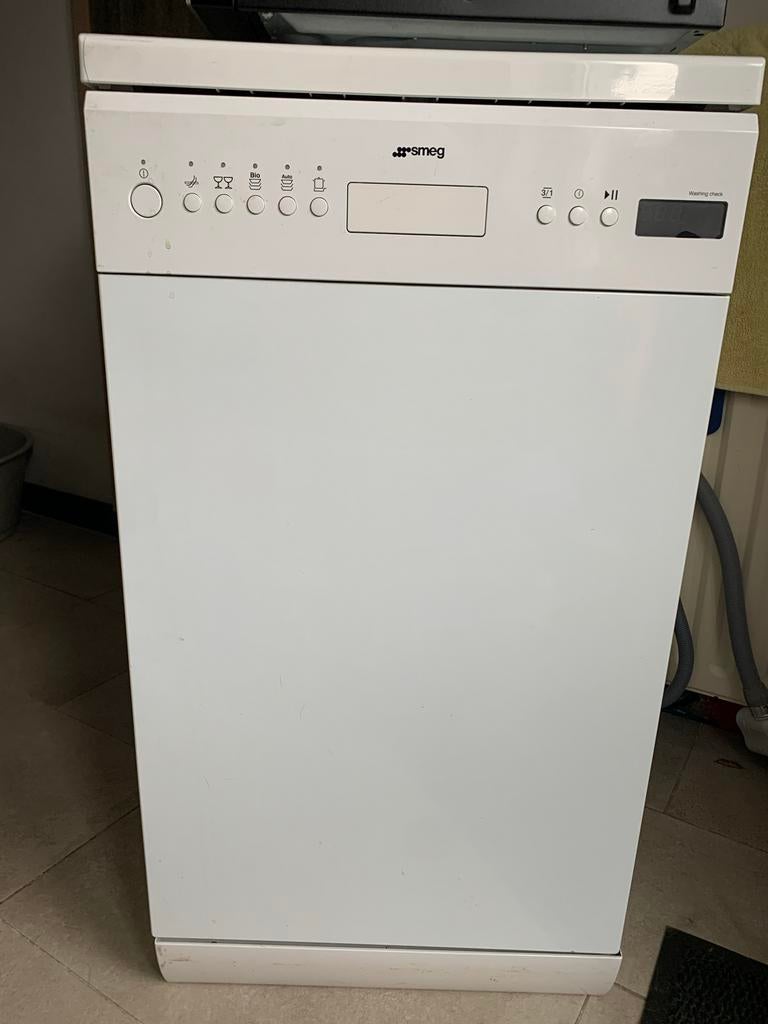 Smeg 45cm Vrijstaande Vaatwasser - Stil & Zuinig, Witgoed en Apparatuur, Vaatwasmachines, Ophalen, Zo goed als nieuw, Energieklasse A of zuiniger
