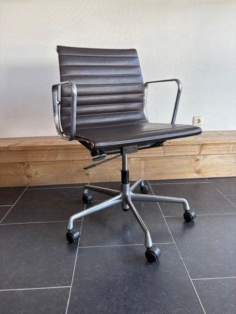 Vitra Eames EA 117 bureaustoel, aluminium, bruin leder, Huis en Inrichting, Bureaustoelen, Vitra, Bruin, Ophalen of Verzenden