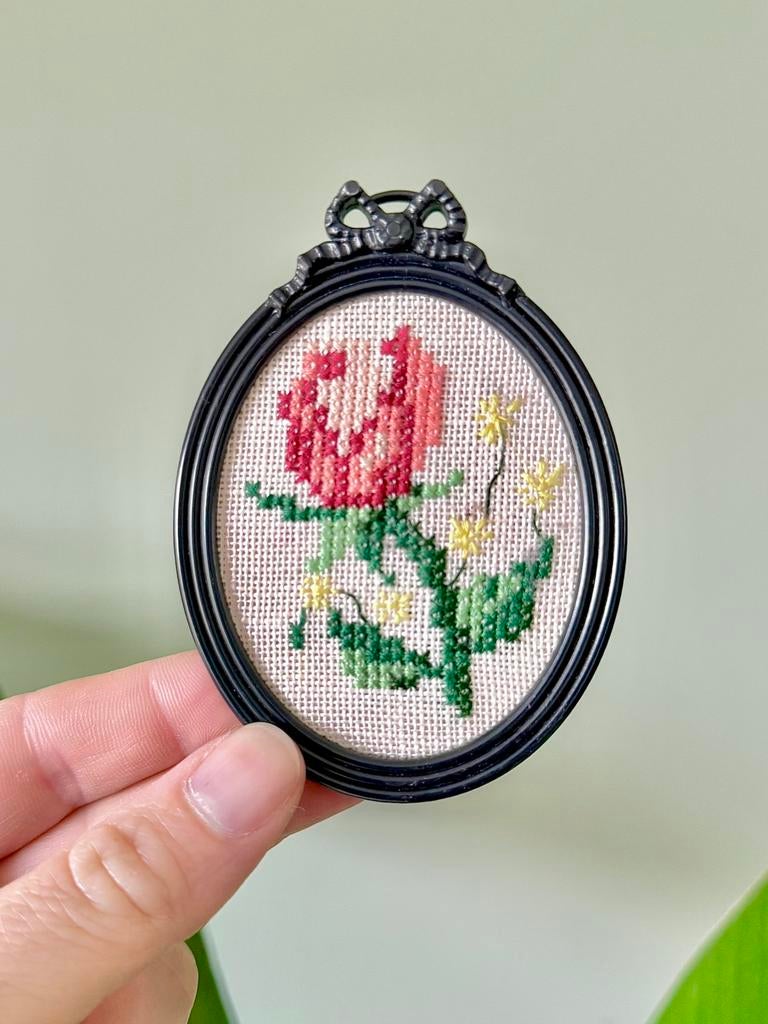 Vintage mini geborduurde bloemen lijstje wanddecoratie, Ophalen of Verzenden, Gebruikt