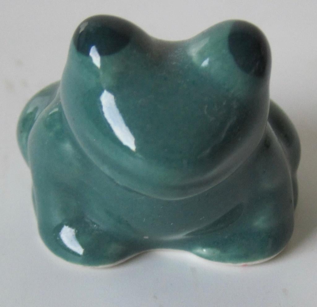 kleine groene stenen kikker - 4 bij 5 centimeter, Verzamelen, Ophalen of Verzenden, Zo goed als nieuw, Dier